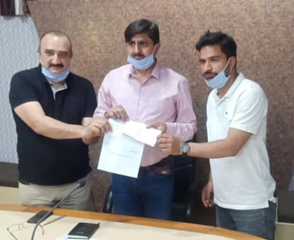 Auqaf Islamia Rajouri donates रस 14 Lacs to Rajouri administration